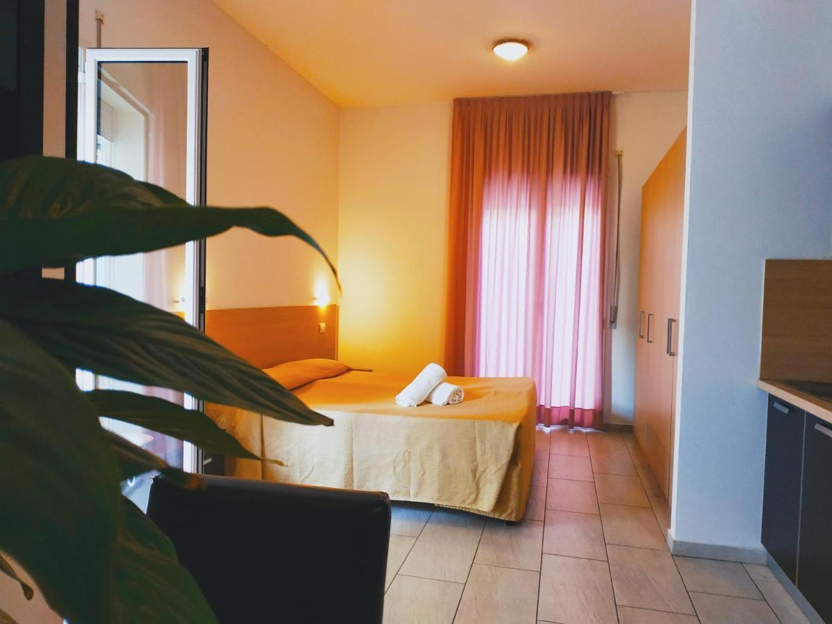 Residence Hotel Rubino Fogliano Marina Exteriör bild