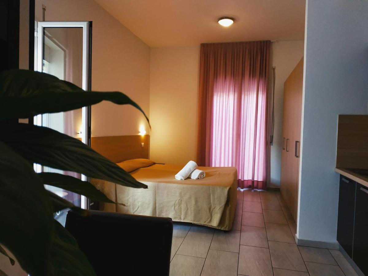 Residence Hotel Rubino Fogliano Marina Exteriör bild