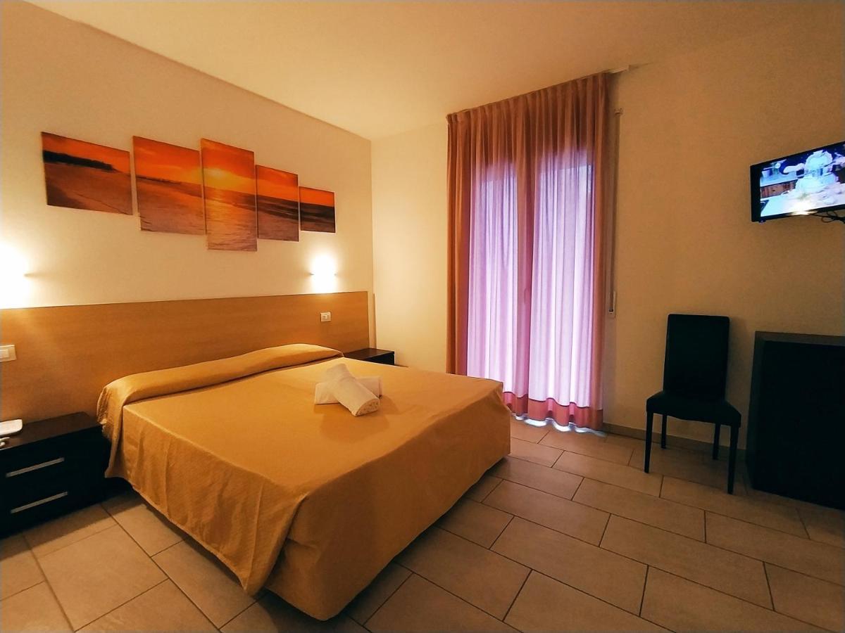 Residence Hotel Rubino Fogliano Marina Exteriör bild